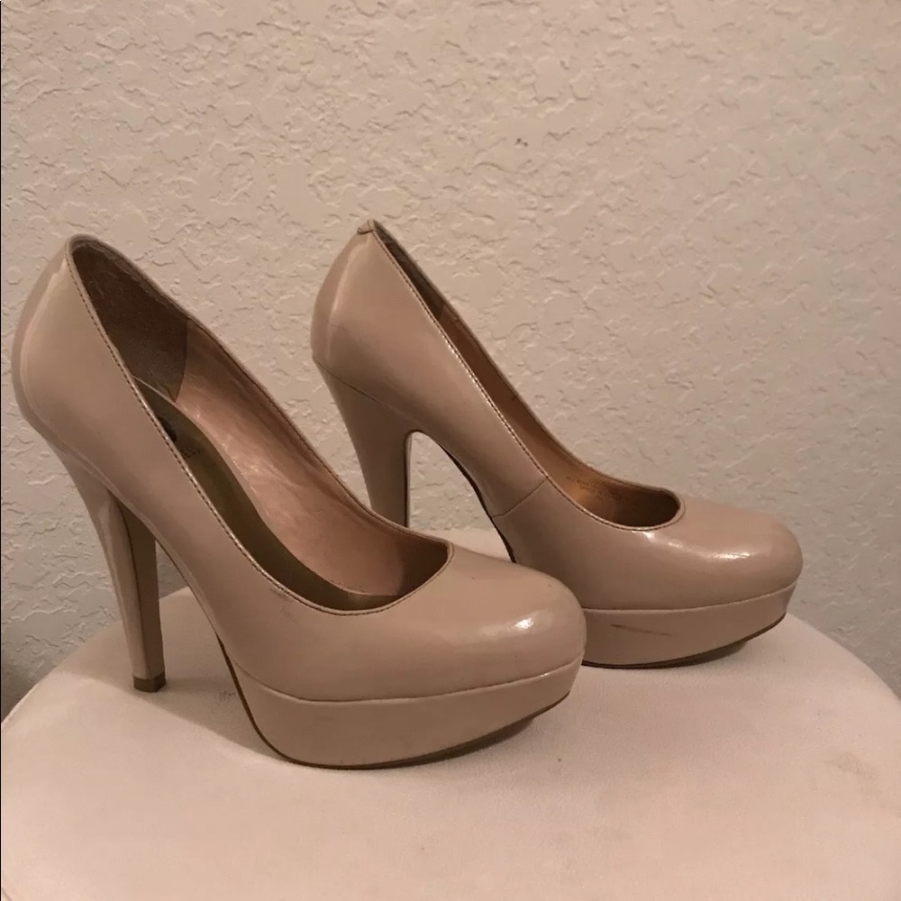 Preowned Guess nude heels size 7.5